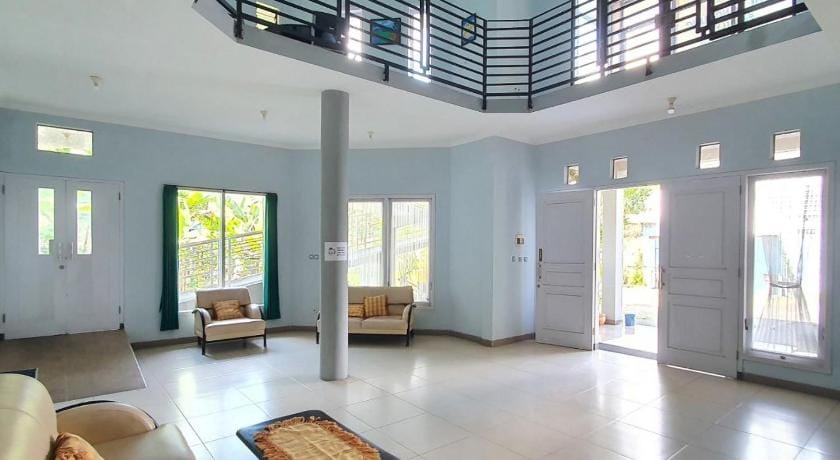 OYO 1509 Candi Panggung Family Guest House Syariah Hotel in East Java