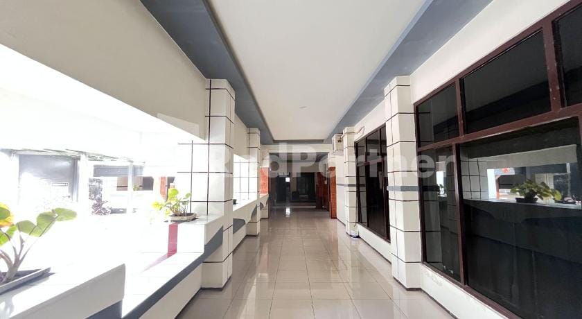 Hotel Dewi near GOR Merdeka Jombang Mitra RedDoorz Hotel in East Java