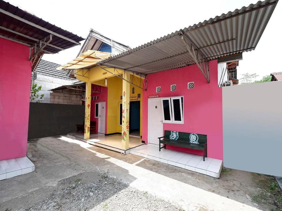 SPOT ON 2106 Homestay Flamboyan Hotel in Indonesia