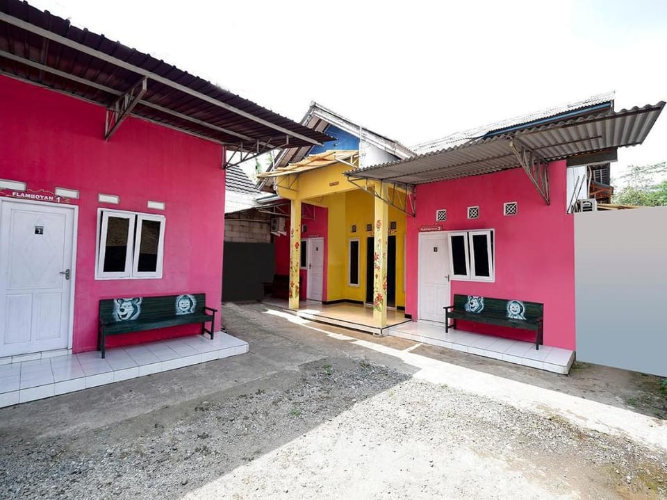 SPOT ON 2106 Homestay Flamboyan Hotel in Indonesia