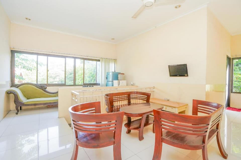 OYO 1956 Kana Family Residence Hotel in East Java