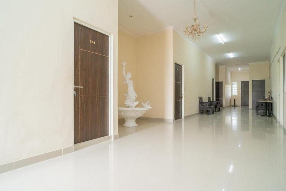 RedDoorz @ Sukomanunggal Surabaya Hotel in Surabaya