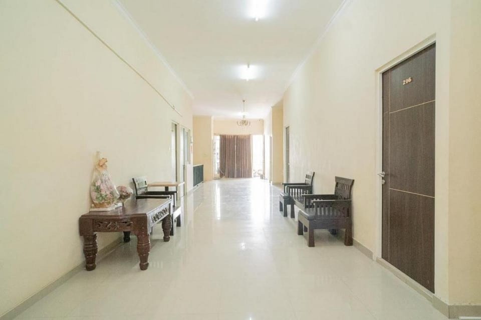 RedDoorz @ Sukomanunggal Surabaya Hotel in Surabaya