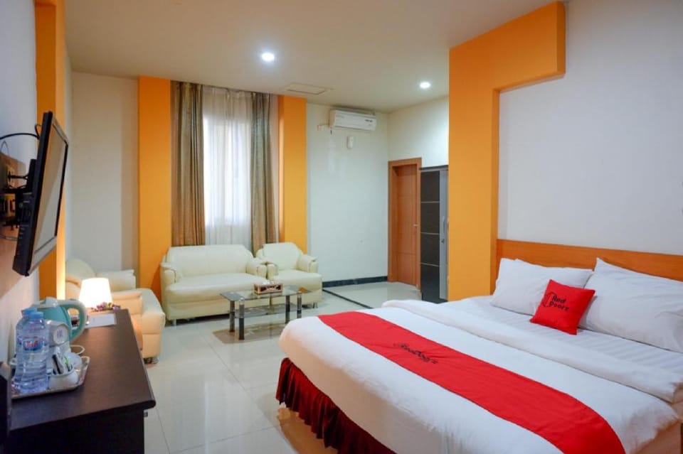 RedDoorz Plus @ Cameloan Hotel Palu Hotel in Indonesia