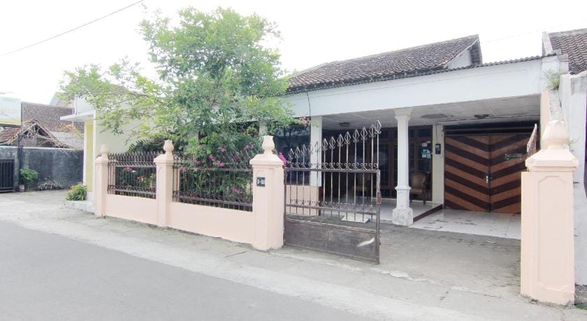 Wisma Sarjana Syariah - Khusus Putri Vacation rental in Special Region of Yogyakarta