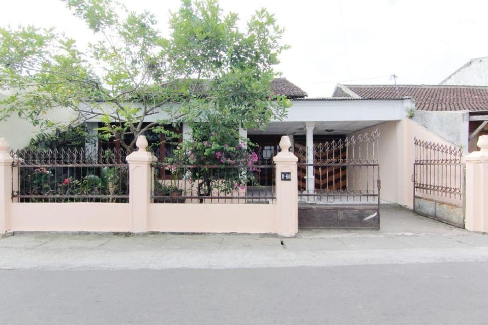 Wisma Sarjana Syariah - Khusus Putri Vacation rental in Special Region of Yogyakarta