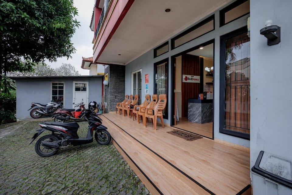 RedDoorz near Siloam Karawaci 3 Bed and Breakfast in West Java