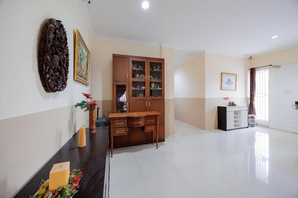RedDoorz near Siloam Karawaci 3 Bed and Breakfast in West Java