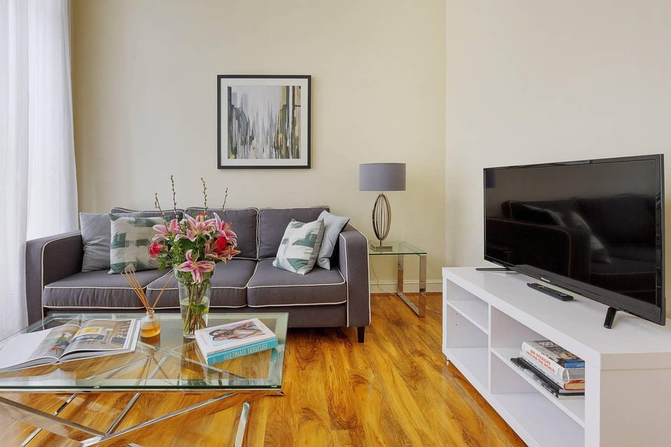 Bright 2 Bedroom Apt + Garden in South Kensington. Apartment in City of Westminster