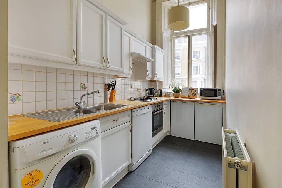 Bright 2 Bedroom Apt + Garden in South Kensington. Apartment in City of Westminster
