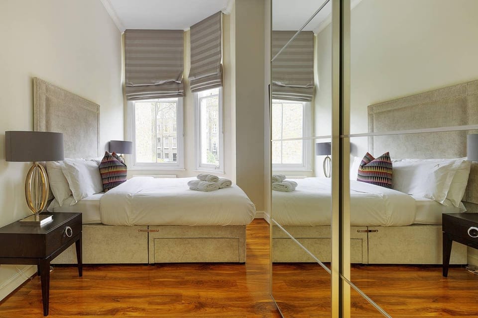 Bright 2 Bedroom Apt + Garden in South Kensington. Apartment in City of Westminster
