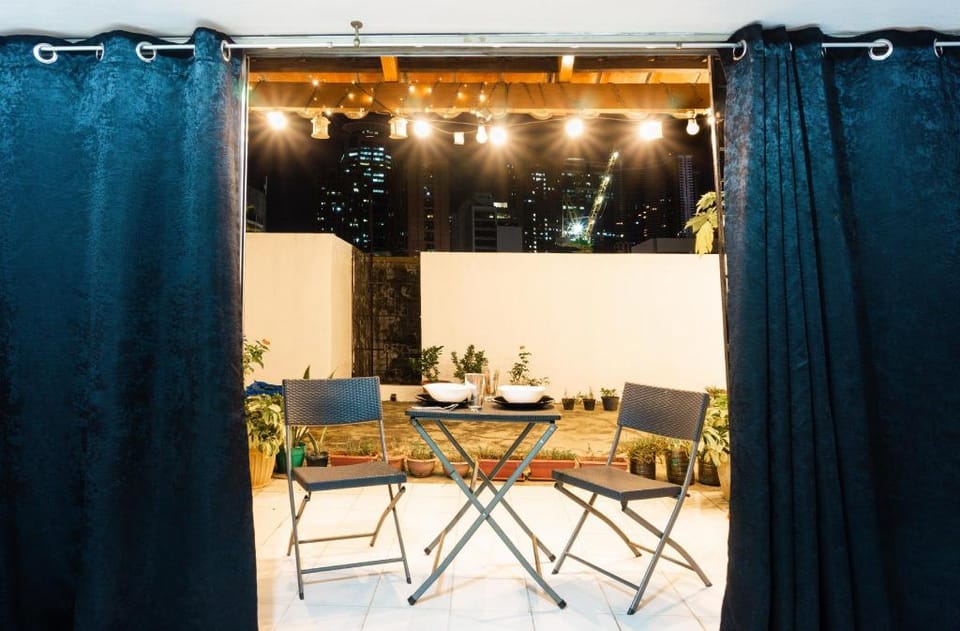 Skyscrapers views| Minigolf |Parking| TV Apartment in Pasay