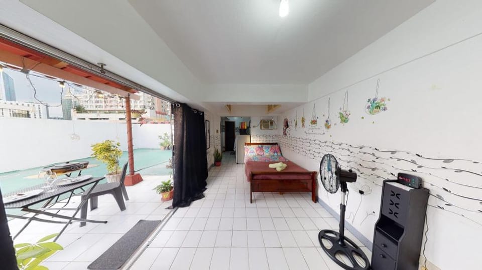 Skyscrapers views| Minigolf |Parking| TV Apartment in Pasay