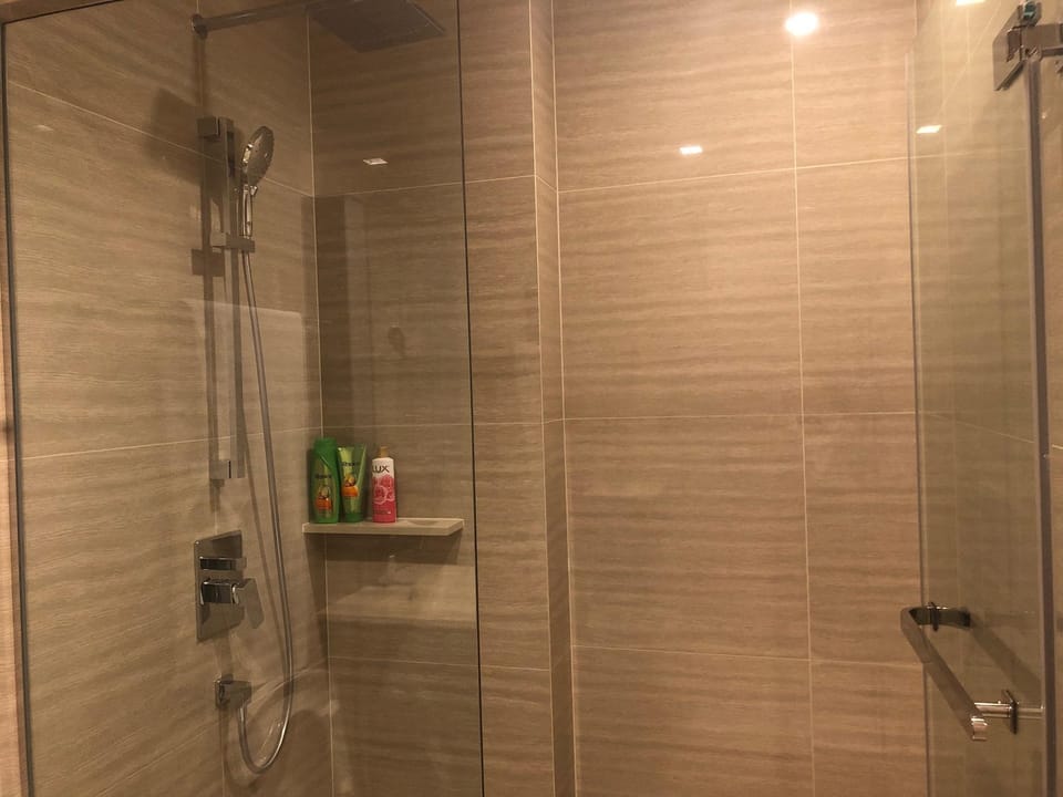 from MRT 300m Rama 9 luxury condo train market/RCA Apartment in Bangkok