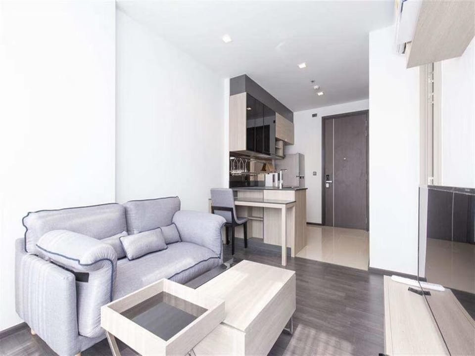 from MRT 300m Rama 9 luxury condo train market/RCA Apartment in Bangkok