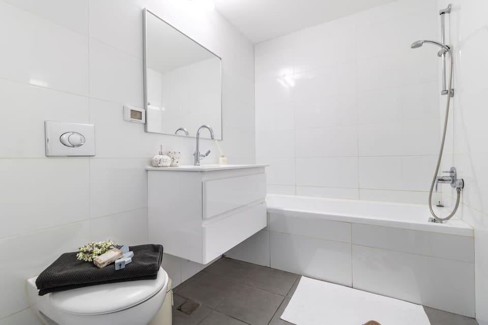 Exceptional 3 Bedroom/Parking in best area of town Apartment in Jerusalem