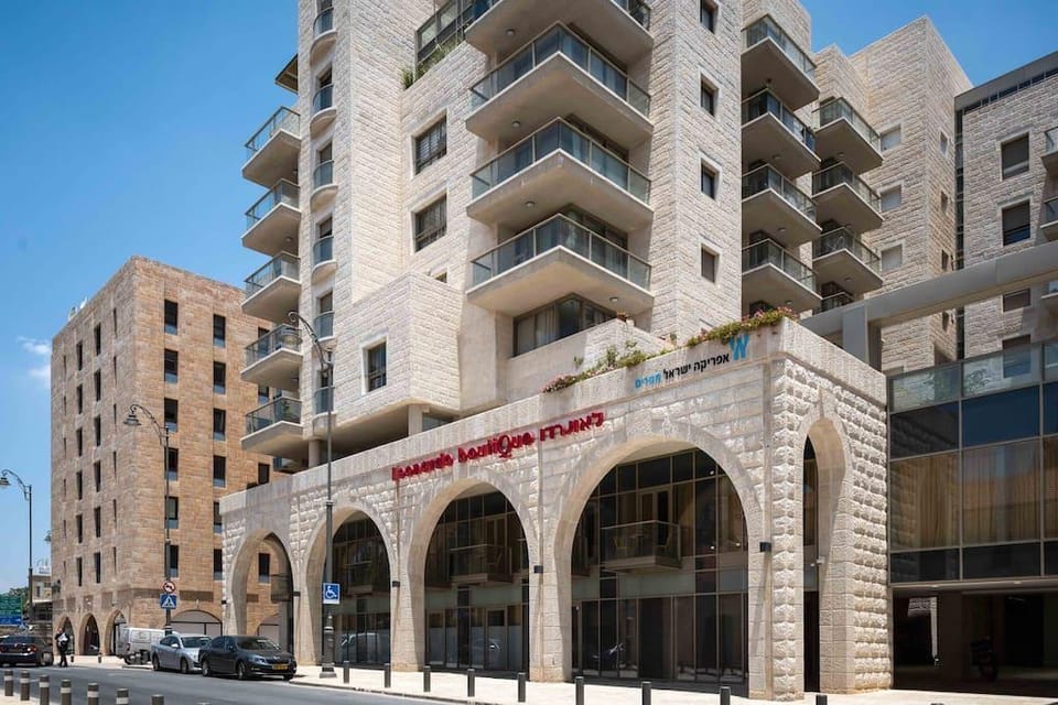 Exceptional 3 Bedroom/Parking in best area of town Apartment in Jerusalem