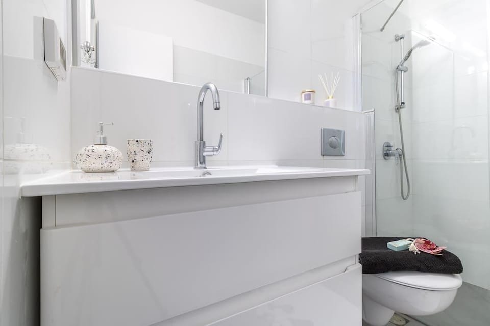 Exceptional 3 Bedroom/Parking in best area of town Apartment in Jerusalem