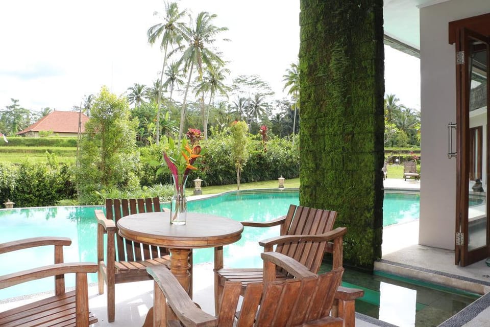 Room rice field view and swimming pool in Ubud Villa in Tampaksiring