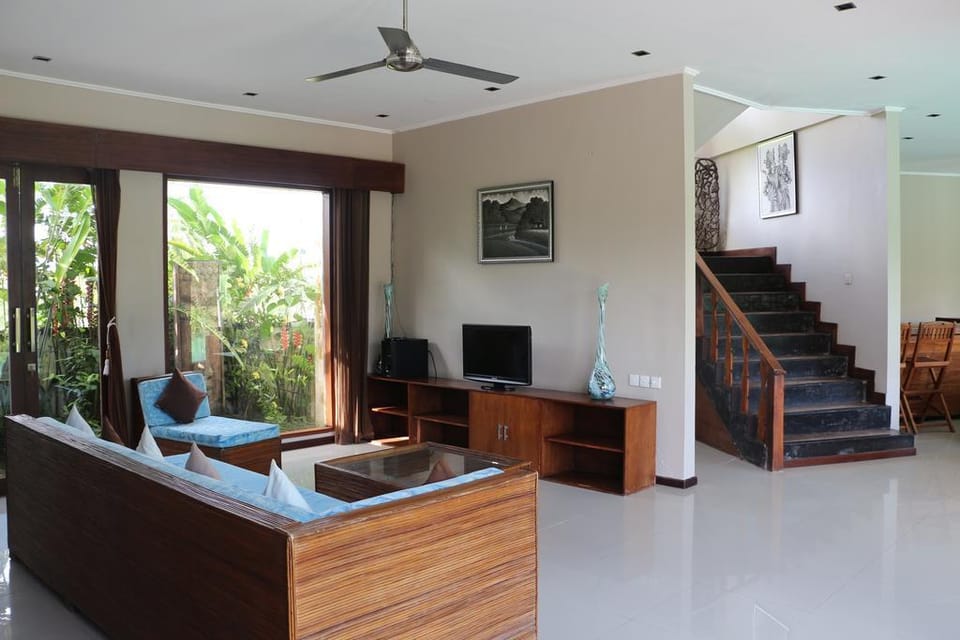 Room rice field view and swimming pool in Ubud Villa in Tampaksiring