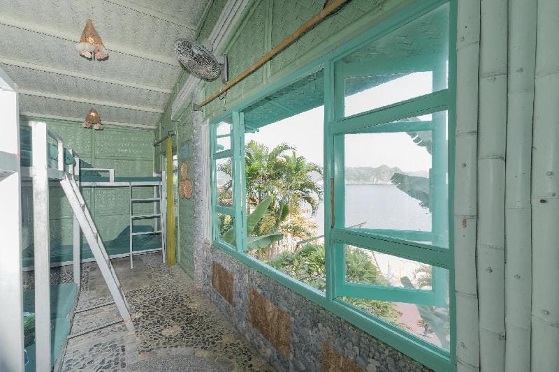 Manh Nu floating house Vacation rental in Laos