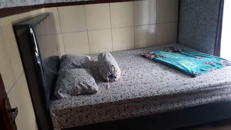 Kolam rendam dalam villa dan suasana pedesaan asri Villa in West Java