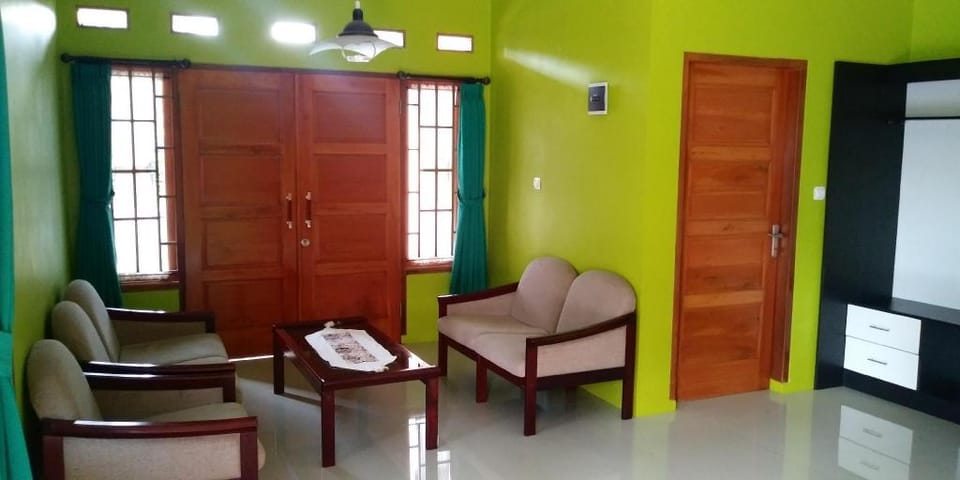 Villa-Ciater, Fred's Villa Comfort zone-3 bedrooms Villa in West Java