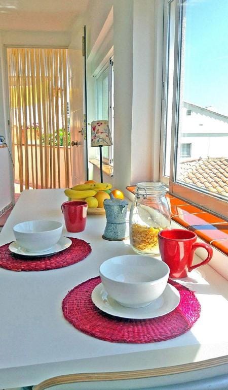 Lovely sea view studio & patio, 5mn from the beach Apartment in Roses