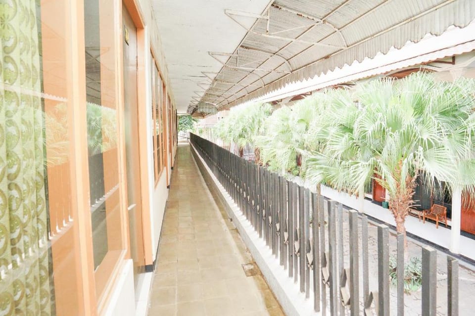 OYO Life 2090 Ratna Backpacker Syariah Hotel in East Java