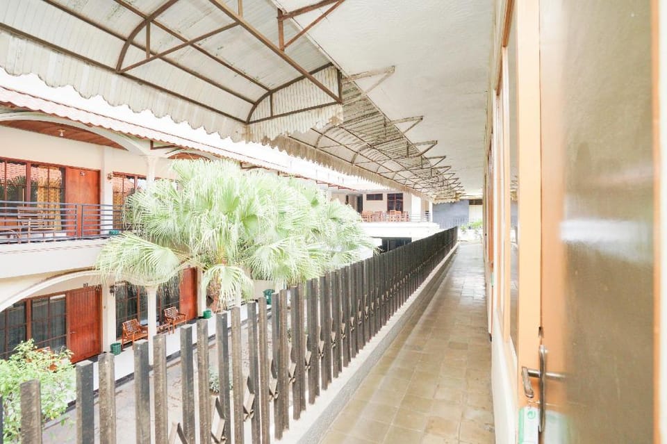 OYO Life 2090 Ratna Backpacker Syariah Hotel in East Java