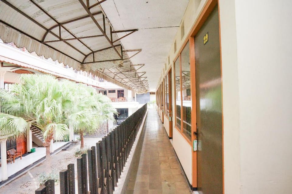 OYO Life 2090 Ratna Backpacker Syariah Hotel in East Java