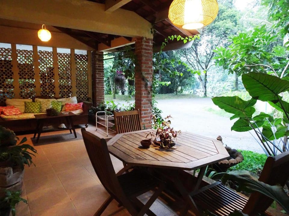 Pondok Pakuan, your beautiful Indonesian home Vacation rental in West Java