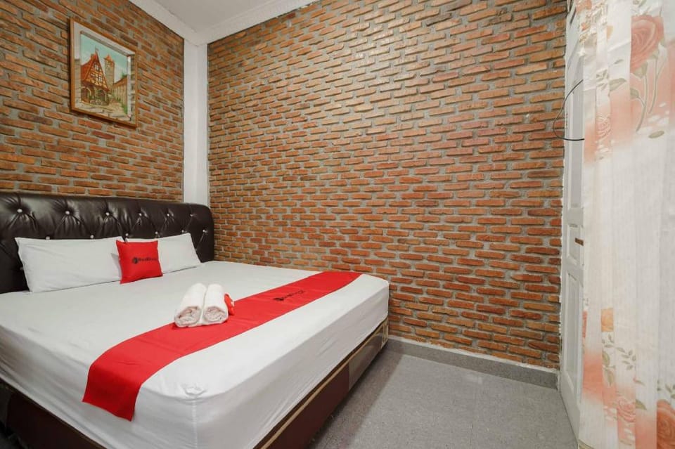 RedDoorz Syariah near Jalan Asahan Pematang Siantar Bed and Breakfast in Indonesia