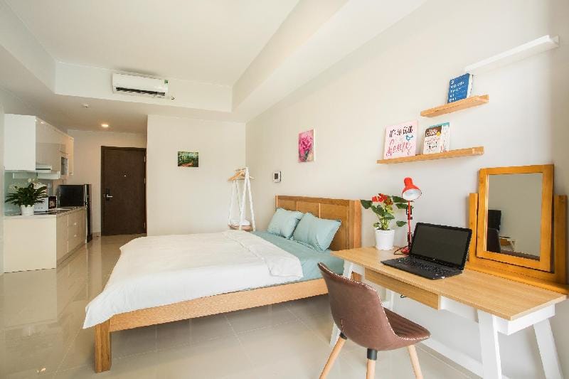 Luxury Apt 5mins to AIRPORT FREE Rooftop POOL+ GYM Apartment in Ho Chi Minh City