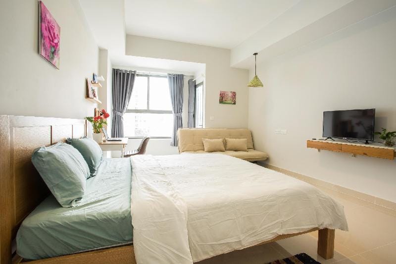 Luxury Apt 5mins to AIRPORT FREE Rooftop POOL+ GYM Apartment in Ho Chi Minh City