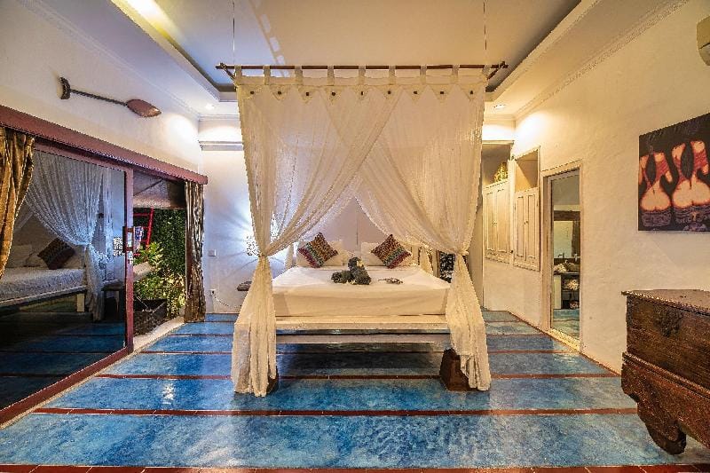 LUXURY Villa Plancha BEACH (200m), SEMINYAK CENTER Villa in Kuta