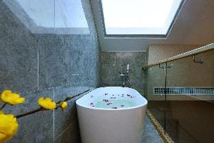 LOFT family suite with starry lake view Villa in China