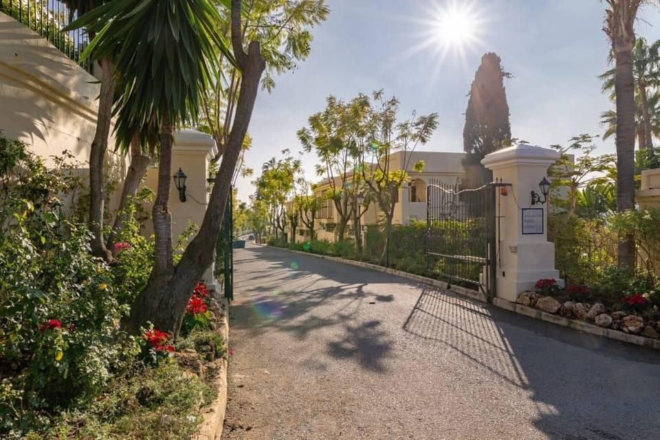 LUXURY 3 BR HOUSE - 10 MIN TO BEACH & PUERTO BANUS Vacation rental in Marbella