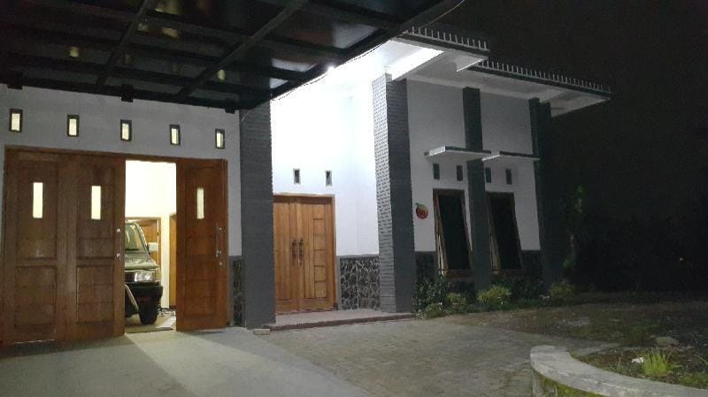 Guest House Griya Mazaya Vacation rental in Batu