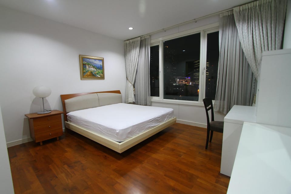 2BR, BTS Promphong, Sukhumvit 24 Apartment in Bangkok