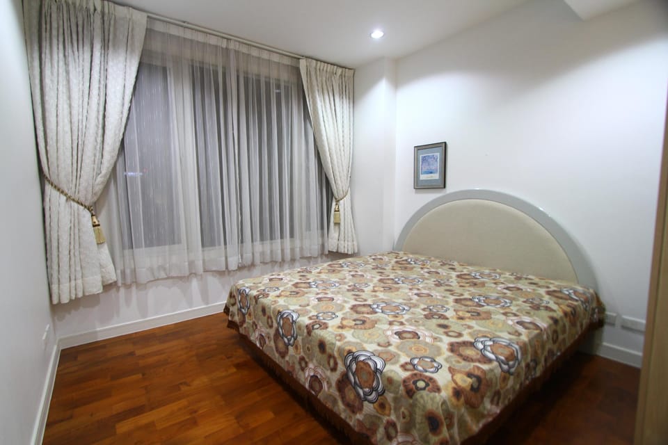 2BR, BTS Promphong, Sukhumvit 24 Apartment in Bangkok