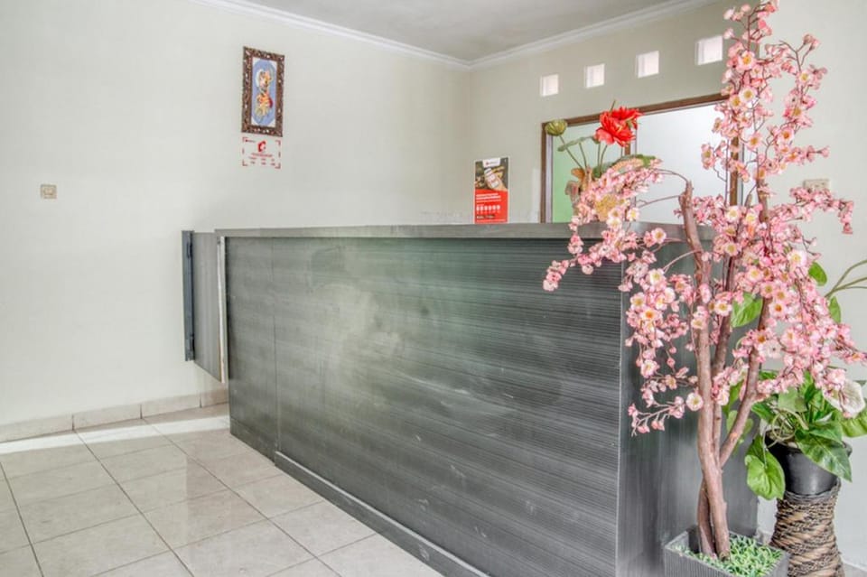 RedDoorz near Taman Mini Jakarta Bed and Breakfast in Jakarta