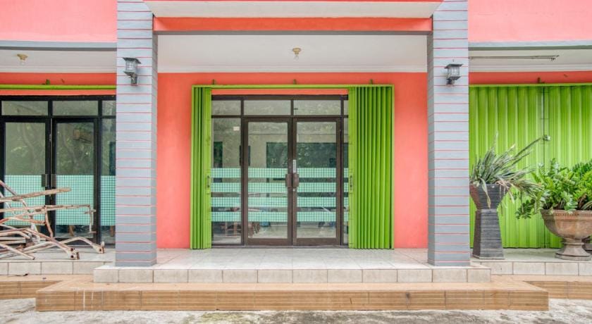 RedDoorz near Taman Mini Jakarta Bed and Breakfast in Jakarta