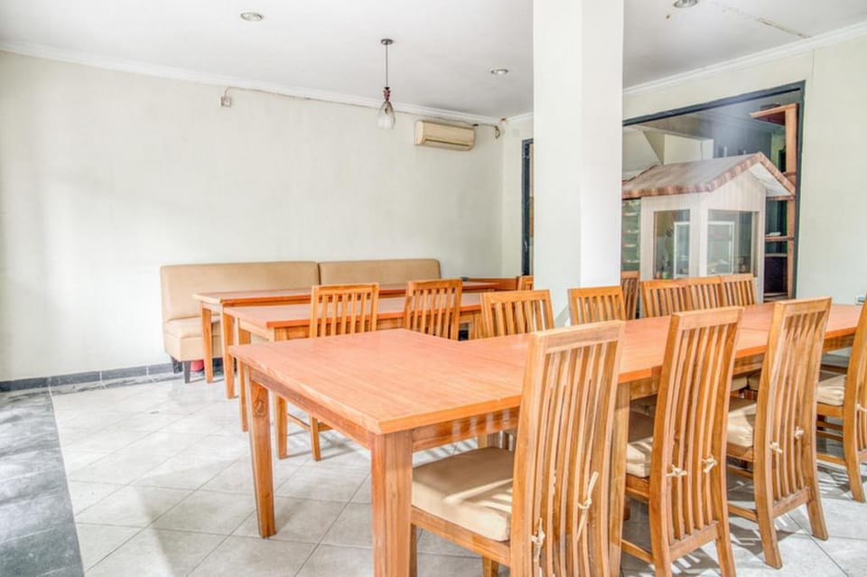 RedDoorz near Taman Mini Jakarta Bed and Breakfast in Jakarta