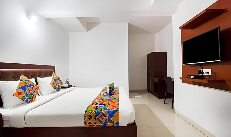 FabHotel Limestone Suites - 750M from Yashoda Hospitals, Somajiguda Hotel in Hyderabad