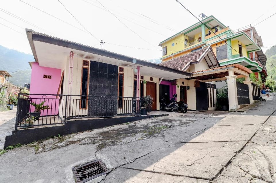 Puspa Sari Villa and Homestay Hotel in Batu
