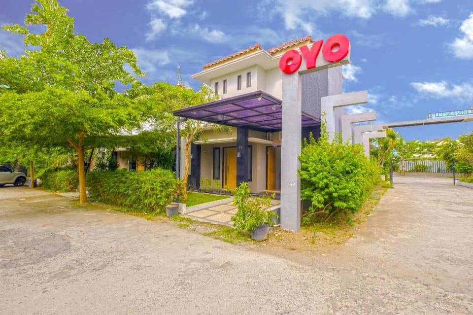 OYO 2284 Grand Villa Meninting Hotel in West Nusa Tenggara, Indonesia