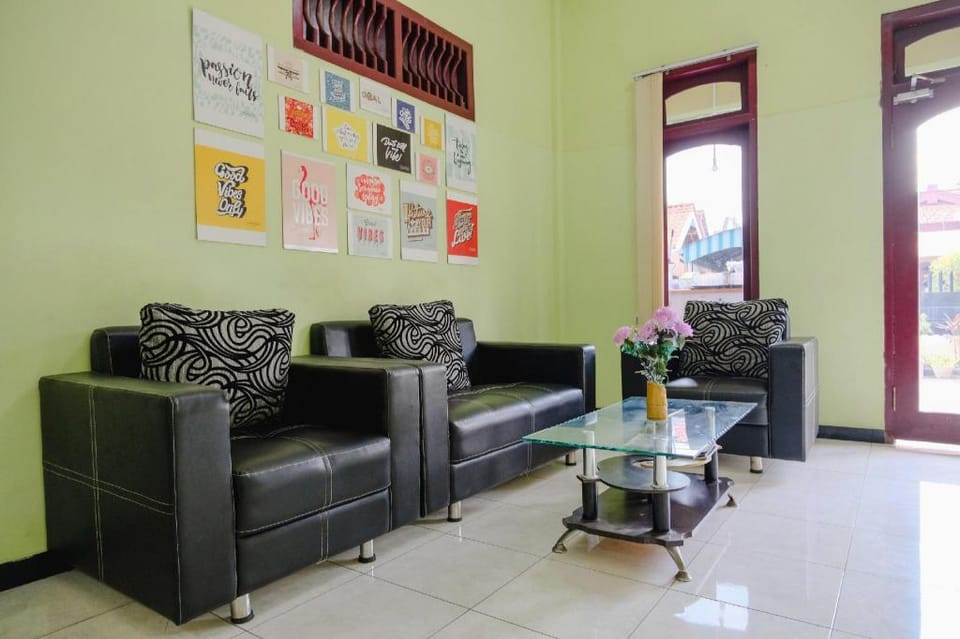 OYO Life 2508 Alba Suites Homestay Syariah Hotel in East Java