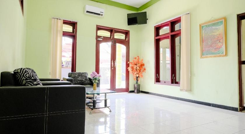 OYO Life 2508 Alba Suites Homestay Syariah Hotel in East Java