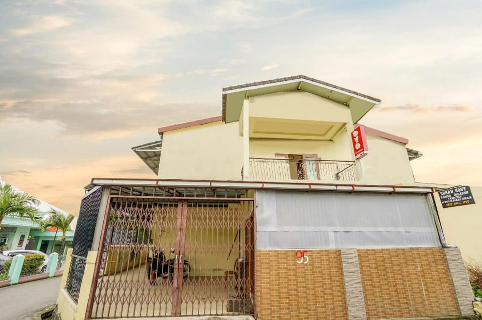 OYO Life 2502 Syariah Triantama Kost Hotel in Indonesia